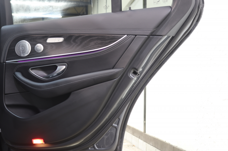 メルセデスベンツ Eクラス E200 ｽﾎﾟｰﾂ AMGﾗｲﾝｲﾝﾃﾘｱ&ｴｸｽｸﾙｰｼﾌﾞ&ﾚｰﾀﾞｰｾｰﾌﾃｨPKG　BSG搭載 後期 1ｵｰﾅｰ MEｺﾈｸﾄ ｷｰﾚｽｺﾞｰ 黒本革 ﾍｯﾄﾞｱｯﾌﾟD MBUXﾅﾋﾞTV&ARﾅﾋﾞ ｽﾏﾎ連携 ﾌﾞﾙﾒｽﾀｰ 360ｶﾒﾗ PTS LEDﾗｲﾄ 自動ﾄﾗﾝｸ AMGｴｱﾛ&19AW 9AT　2年保証