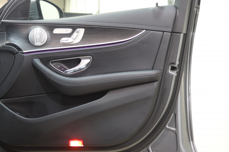 メルセデスベンツ Eクラス E200 ｽﾎﾟｰﾂ AMGﾗｲﾝｲﾝﾃﾘｱ&ｴｸｽｸﾙｰｼﾌﾞ&ﾚｰﾀﾞｰｾｰﾌﾃｨPKG　BSG搭載 後期 1ｵｰﾅｰ MEｺﾈｸﾄ ｷｰﾚｽｺﾞｰ 黒本革 ﾍｯﾄﾞｱｯﾌﾟD MBUXﾅﾋﾞTV&ARﾅﾋﾞ ｽﾏﾎ連携 ﾌﾞﾙﾒｽﾀｰ 360ｶﾒﾗ PTS LEDﾗｲﾄ 自動ﾄﾗﾝｸ AMGｴｱﾛ&19AW 9AT　2年保証