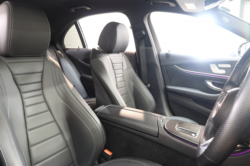 メルセデスベンツ Eクラス E200 ｽﾎﾟｰﾂ AMGﾗｲﾝｲﾝﾃﾘｱ&ｴｸｽｸﾙｰｼﾌﾞ&ﾚｰﾀﾞｰｾｰﾌﾃｨPKG　BSG搭載 後期 1ｵｰﾅｰ MEｺﾈｸﾄ ｷｰﾚｽｺﾞｰ 黒本革 ﾍｯﾄﾞｱｯﾌﾟD MBUXﾅﾋﾞTV&ARﾅﾋﾞ ｽﾏﾎ連携 ﾌﾞﾙﾒｽﾀｰ 360ｶﾒﾗ PTS LEDﾗｲﾄ 自動ﾄﾗﾝｸ AMGｴｱﾛ&19AW 9AT　2年保証