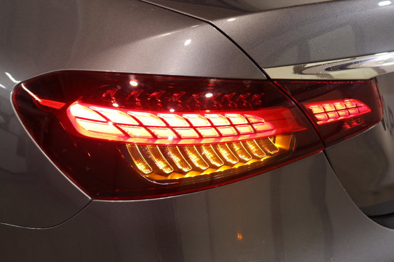 メルセデスベンツ Eクラス E200 ｽﾎﾟｰﾂ AMGﾗｲﾝｲﾝﾃﾘｱ&ｴｸｽｸﾙｰｼﾌﾞ&ﾚｰﾀﾞｰｾｰﾌﾃｨPKG　BSG搭載 後期 1ｵｰﾅｰ MEｺﾈｸﾄ ｷｰﾚｽｺﾞｰ 黒本革 ﾍｯﾄﾞｱｯﾌﾟD MBUXﾅﾋﾞTV&ARﾅﾋﾞ ｽﾏﾎ連携 ﾌﾞﾙﾒｽﾀｰ 360ｶﾒﾗ PTS LEDﾗｲﾄ 自動ﾄﾗﾝｸ AMGｴｱﾛ&19AW 9AT　2年保証