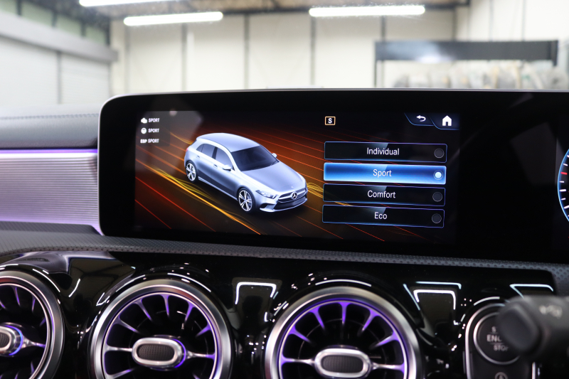 メルセデスベンツ Aクラス A180ｽﾀｲﾙ AMGﾗｲﾝ AMGﾚｻﾞｰｴｸｽｸﾙｰｼﾌﾞ&ﾅﾋﾞｹﾞｰｼｮﾝ&ﾚｰﾀﾞｰｾｰﾌﾃｨPKG　1ｵｰﾅｰ ｷｰﾚｽｺﾞｰ 赤/黒本革 ﾊﾟﾉﾗﾏSR MBUXﾅﾋﾞTV BT音楽 ﾊﾞｯｸｶﾒﾗ PTS LEDﾗｲﾄ AMGｴｱﾛ&18AW ﾀﾞｲﾅﾐｯｸｾﾚｸﾄ ﾜｲﾔﾚｽ充電 7AT　2年保証