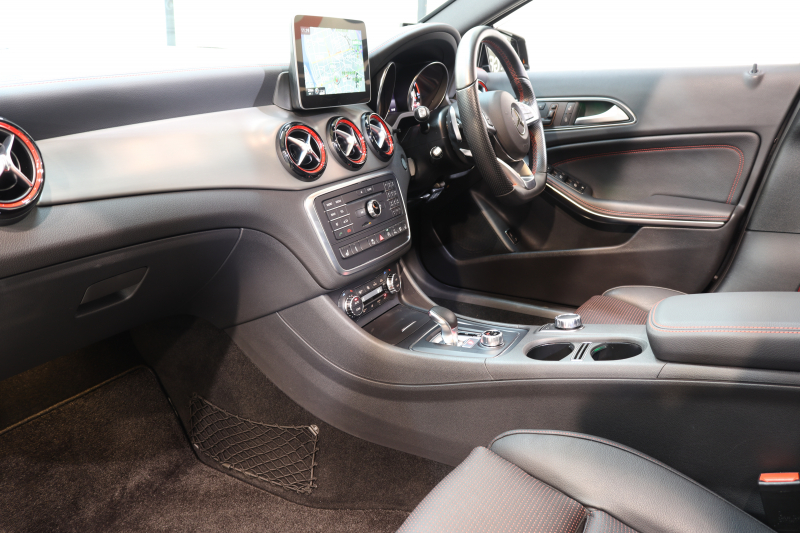 AMG GLA GLA45 4MATIC ﾚｰﾀﾞｰｾｰﾌﾃｨPKG　中期 ｷｰﾚｽｺﾞｰ 黒本革 ﾊﾟﾉﾗﾏSR HDDﾅﾋﾞTV ｽﾏﾎ連携 ﾊﾞｯｸｶﾒﾗ PTS ｷｾﾉﾝ 自動Rｹﾞｰﾄ AMG専用装備&ﾁｭｰﾆﾝｸﾞ 7AT　2年保証