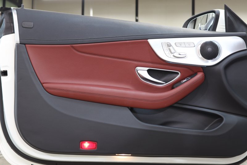 メルセデスベンツ Cクラス C180ｶﾌﾞﾘｵﾚ ｽﾎﾟｰﾂ ﾚｻﾞｰｴｸｽｸﾙｰｼﾌﾞ&ﾚｰﾀﾞｰｾｰﾌﾃｨPKG　ｷｰﾚｽｺﾞｰ 赤本革 ｴｱｽｶｰﾌ ﾍｯﾄﾞｱｯﾌﾟD HDDﾅﾋﾞTV BT音楽 ﾊﾞｯｸｶﾒﾗ PTS LEDﾗｲﾄ AMGｴｱﾛ&19AW ﾀﾞｲﾅﾐｯｸS 赤幌 9AT　2年保証