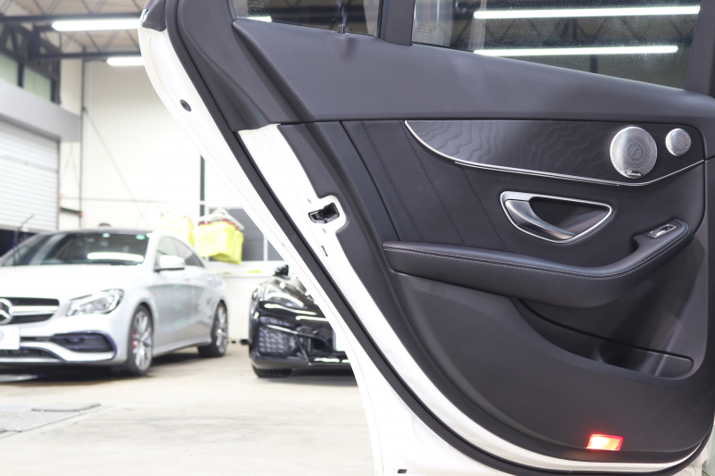 メルセデスベンツ Cクラス C200ｽﾃｰｼｮﾝﾜｺﾞﾝ AVG AMGﾗｲﾝ ﾚｻﾞｰｴｸｽｸﾙｰｼﾌﾞ&ﾚｰﾀﾞｰｾｰﾌﾃｨPKG　BSG搭載 後期 ｷｰﾚｽｺﾞｰ 黒本革 ﾊﾟﾉﾗﾏSR ﾍｯﾄﾞｱｯﾌﾟD HDDﾅﾋﾞTV ｽﾏﾎ連携 ﾌﾞﾙﾒｽﾀｰ ﾊﾞｯｸｶﾒﾗ PTS LEDﾗｲﾄ ﾊﾝｽﾞﾌﾘｰA AMGｴｱﾛ&18AW ｴｱｻｽ 9AT　2年保証