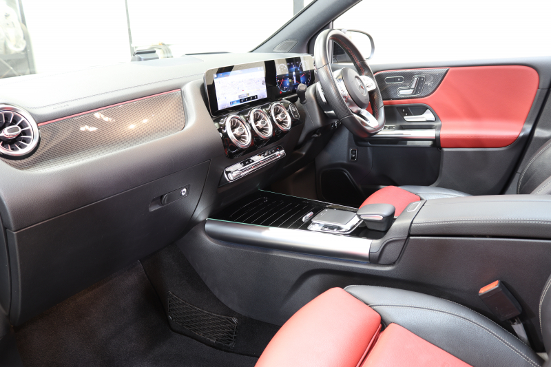 メルセデスベンツ Bクラス B180 AMGﾗｲﾝ AMGﾚｻﾞｰｴｸｽｸﾙｰｼﾌﾞ&ｱﾄﾞﾊﾞﾝｽﾄﾞ&ﾅﾋﾞｹﾞｰｼｮﾝ&ﾚｰﾀﾞｰｾｰﾌﾃｨPKG　1ｵｰﾅｰ ｷｰﾚｽｺﾞｰ 黒/赤本革 ﾊﾟﾉﾗﾏSR ﾍｯﾄﾞｱｯﾌﾟD MBUXﾅﾋﾞTV BT音楽 360ｶﾒﾗ PTS LEDﾗｲﾄ 自動Rｹﾞｰﾄ ﾊﾝｽﾞﾌﾘｰA AMGｴｱﾛ&18AW ﾜｲﾔﾚｽ充電 7AT　2年保証