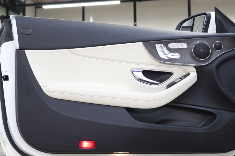 メルセデスベンツ Cクラス C180ｶﾌﾞﾘｵﾚ ｽﾎﾟｰﾂ ﾚｻﾞｰｴｸｽｸﾙｰｼﾌﾞ&ﾚｰﾀﾞｰｾｰﾌﾃｨPKG　後期最終 ｷｰﾚｽｺﾞｰ 白本革 ｴｱｽｶｰﾌ 青幌 ﾍｯﾄﾞｱｯﾌﾟD HDDﾅﾋﾞTV ｽﾏﾎ連携 ﾊﾞｯｸｶﾒﾗ PTS LEDﾗｲﾄ AMGｴｱﾛ&19AW ｴｱｻｽ 9AT　2年保証