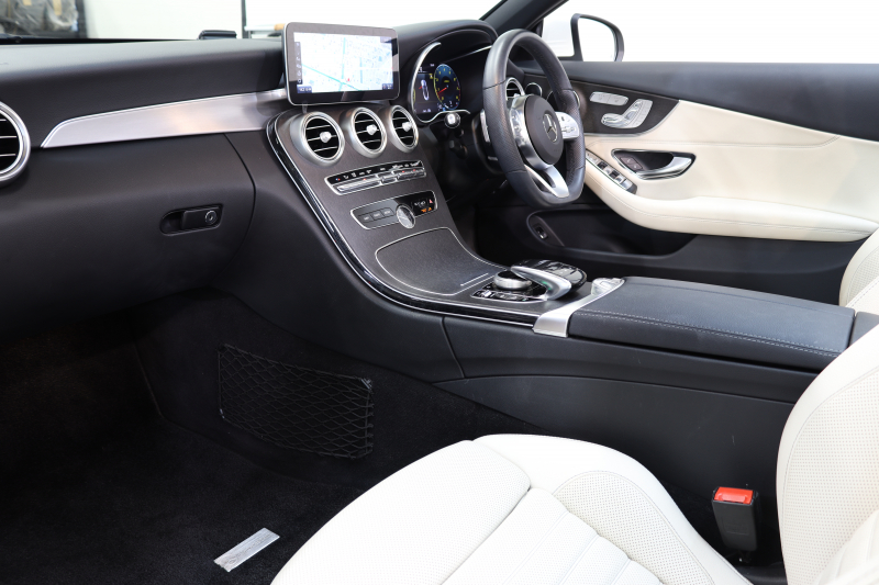 メルセデスベンツ Cクラス C180ｶﾌﾞﾘｵﾚ ｽﾎﾟｰﾂ ﾚｻﾞｰｴｸｽｸﾙｰｼﾌﾞ&ﾚｰﾀﾞｰｾｰﾌﾃｨPKG　後期最終 ｷｰﾚｽｺﾞｰ 白本革 ｴｱｽｶｰﾌ 青幌 ﾍｯﾄﾞｱｯﾌﾟD HDDﾅﾋﾞTV ｽﾏﾎ連携 ﾊﾞｯｸｶﾒﾗ PTS LEDﾗｲﾄ AMGｴｱﾛ&19AW ｴｱｻｽ 9AT　2年保証