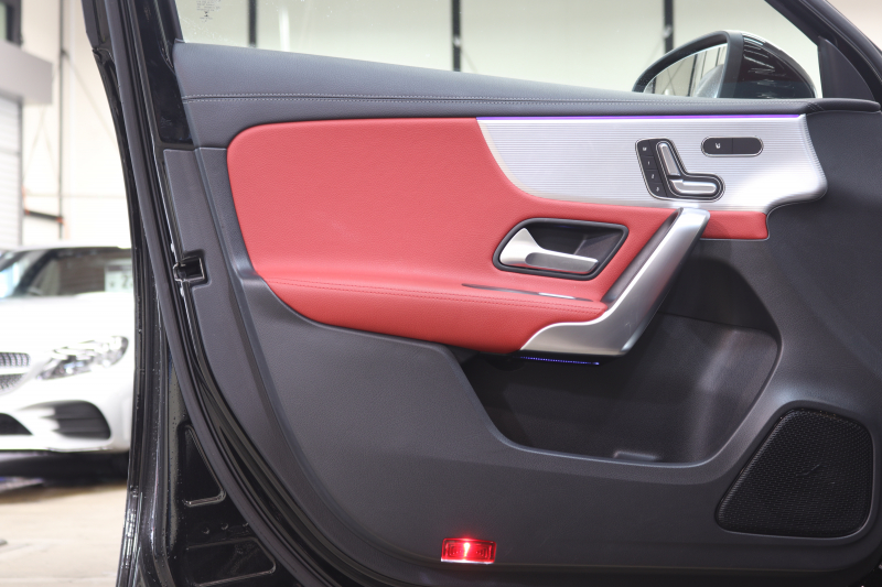 メルセデスベンツ Aクラス A180ｽﾀｲﾙ AMGﾗｲﾝ AMGﾚｻﾞｰｴｸｽｸﾙｰｼﾌﾞ&ｱﾄﾞﾊﾞﾝｽﾄﾞ&ﾅﾋﾞｹﾞｰｼｮﾝ&ﾚｰﾀﾞｰｾｰﾌﾃｨPKG　ｷｰﾚｽｺﾞｰ 赤/黒本革 ﾍｯﾄﾞｱｯﾌﾟD MBUXﾅﾋﾞTV BT音楽 ｱﾄﾞﾊﾞﾝｽﾄﾞｻｳﾝﾄﾞ 360ｶﾒﾗ PTS LEDﾗｲﾄ AMGｴｱﾛ&18AW ﾜｲﾔﾚｽ充電　2年保証