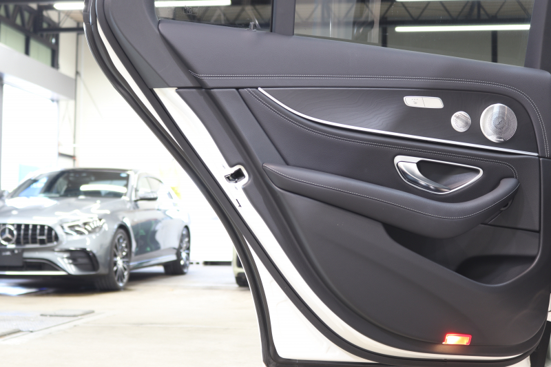 メルセデスベンツ Eクラス E300 ｽﾎﾟｰﾂ ｴｸｽｸﾙｰｼﾌﾞ&ﾚｰﾀﾞｰｾｰﾌﾃｨPKG　後期 MEｺﾈｸﾄ ｷｰﾚｽｺﾞｰ 黒本革 ﾊﾟﾉﾗﾏSR ﾍｯﾄﾞｱｯﾌﾟD MBUXﾅﾋﾞTV ｽﾏﾎ連携 ﾌﾞﾙﾒｽﾀｰ 360ｶﾒﾗ PTS LEDﾗｲﾄ 自動ﾄﾗﾝｸ AMGｴｱﾛ&19AW ﾀﾞｲﾅﾐｯｸS ｴｱｻｽ 9AT　2年保証