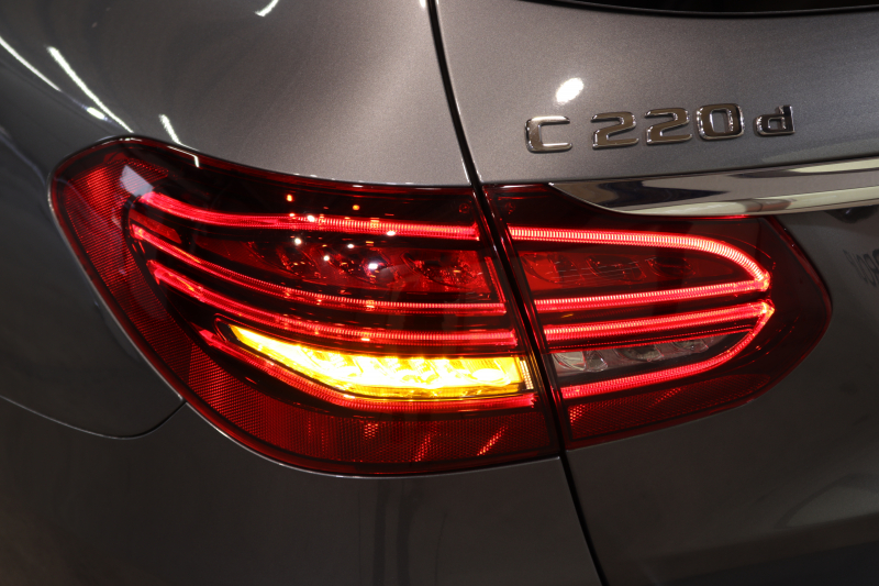 メルセデスベンツ Cクラス C220dｽﾃｰｼｮﾝﾜｺﾞﾝ AVG AMGﾗｲﾝ ﾚｻﾞｰｴｸｽｸﾙｰｼﾌﾞ&ﾚｰﾀﾞｰｾｰﾌﾃｨPKG　後期 MEｺﾈｸﾄ ｷｰﾚｽｺﾞｰ 黒本革 ﾍｯﾄﾞｱｯﾌﾟD HDDﾅﾋﾞTV ｽﾏﾎ連携 ﾊﾞｯｸｶﾒﾗ PTS LEDﾗｲﾄ ﾊﾝｽﾞﾌﾘｰA AMGｴｱﾛ&18AW ｴｱｻｽ 9AT 希少色ｾﾚﾅｲﾄｸﾞﾚｰM　2年保証