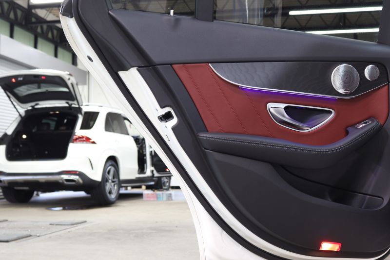 メルセデスベンツ Cクラス C200ｽﾃｰｼｮﾝﾜｺﾞﾝ 4MATIC AVG AMGﾗｲﾝ ﾚｻﾞｰｴｸｽｸﾙｰｼﾌﾞ&ﾚｰﾀﾞｰｾｰﾌﾃｨPKG　BSG搭載 ｷｰﾚｽｺﾞｰ 赤本革 ﾊﾟﾉﾗﾏSR ﾍｯﾄﾞｱｯﾌﾟD HDDﾅﾋﾞTV ｽﾏﾎ連携 ﾌﾞﾙﾒｽﾀｰ ﾊﾞｯｸｶﾒﾗ PTS LEDﾗｲﾄ ﾊﾝｽﾞﾌﾘｰA AMGｴｱﾛ&18AW ｴｱｻｽ 9AT　2年保証