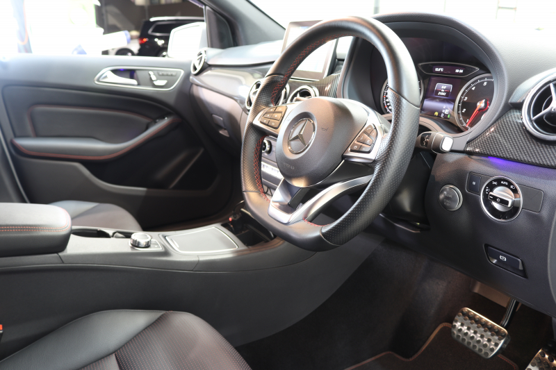 メルセデスベンツ Bクラス B250 4MATIC ｽﾎﾟｰﾂ AMGﾚｻﾞｰｴｸｽｸﾙｰｼﾌﾞ&ﾚｰﾀﾞｰｾｰﾌﾃｨPKG　後期 1ｵｰﾅｰ ｷｰﾚｽｺﾞｰ 黒本革 HDDﾅﾋﾞTV BT音楽 harman/kardon PTS LEDﾗｲﾄ AMGｴｱﾛ&18AW EASY-VARIO PLUS 7AT　2年保証