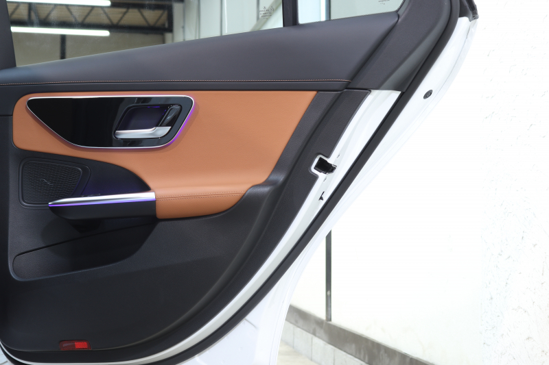 メルセデスベンツ Cクラス C200ｽﾃｰｼｮﾝﾜｺﾞﾝ AVG AMGﾗｲﾝ ﾚｻﾞｰｴｸｽｸﾙｰｼﾌﾞ&ﾍﾞｰｼｯｸ&ﾚｰﾀﾞｰｾｰﾌﾃｨPKG　ISG搭載 ｷｰﾚｽｺﾞｰ 茶/黒本革 ﾊﾟﾉﾗﾏSR ﾍｯﾄﾞｱｯﾌﾟD MBUXﾅﾋﾞTV ｽﾏﾎ連携 360ｶﾒﾗ PTS LEDﾗｲﾄ 自動Rｹﾞｰﾄ AMGｴｱﾛ&18AW ﾜｲﾔﾚｽ充電 9AT　2年保証