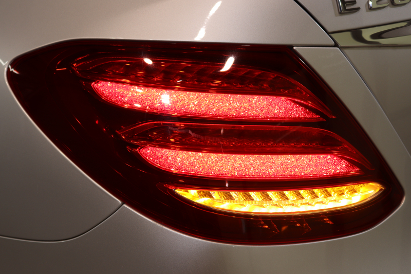 メルセデスベンツ Eクラス E200 AVG AMGﾗｲﾝ ｴｸｽｸﾙｰｼﾌﾞ&ﾚｰﾀﾞｰｾｰﾌﾃｨPKG　BSG搭載 中期 NEWｽﾃｱﾘﾝｸﾞ ｷｰﾚｽｺﾞｰ 黒本革 ﾍｯﾄﾞｱｯﾌﾟD HDDﾅﾋﾞTV ｽﾏﾎ連携 ﾌﾞﾙﾒｽﾀｰ 360ｶﾒﾗ PTS LEDﾗｲﾄ 自動ﾄﾗﾝｸ AMGｴｱﾛ&19AW 9AT　2年保証