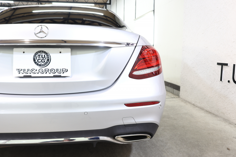 メルセデスベンツ Eクラス E200 AVG AMGﾗｲﾝ ｴｸｽｸﾙｰｼﾌﾞ&ﾚｰﾀﾞｰｾｰﾌﾃｨPKG　BSG搭載 中期 NEWｽﾃｱﾘﾝｸﾞ ｷｰﾚｽｺﾞｰ 黒本革 ﾍｯﾄﾞｱｯﾌﾟD HDDﾅﾋﾞTV ｽﾏﾎ連携 ﾌﾞﾙﾒｽﾀｰ 360ｶﾒﾗ PTS LEDﾗｲﾄ 自動ﾄﾗﾝｸ AMGｴｱﾛ&19AW 9AT　2年保証