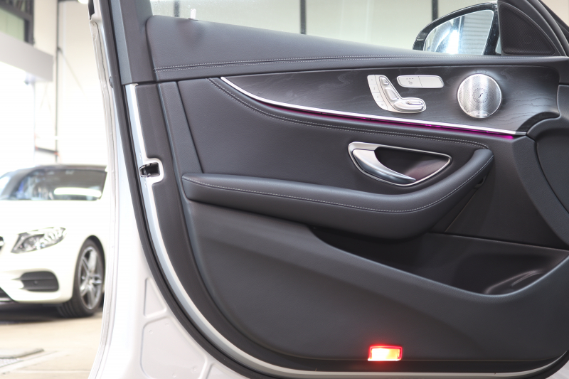 メルセデスベンツ Eクラス E200 AVG AMGﾗｲﾝ ｴｸｽｸﾙｰｼﾌﾞ&ﾚｰﾀﾞｰｾｰﾌﾃｨPKG　BSG搭載 中期 NEWｽﾃｱﾘﾝｸﾞ ｷｰﾚｽｺﾞｰ 黒本革 ﾍｯﾄﾞｱｯﾌﾟD HDDﾅﾋﾞTV ｽﾏﾎ連携 ﾌﾞﾙﾒｽﾀｰ 360ｶﾒﾗ PTS LEDﾗｲﾄ 自動ﾄﾗﾝｸ AMGｴｱﾛ&19AW 9AT　2年保証