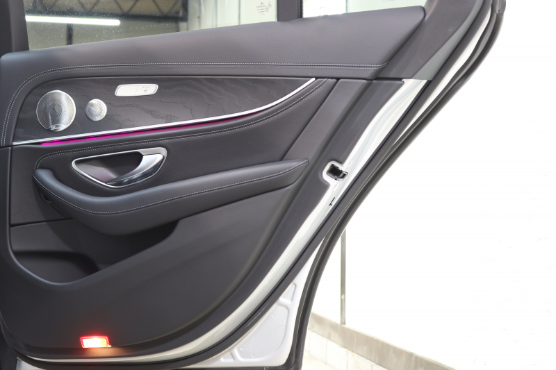 メルセデスベンツ Eクラス E200 AVG AMGﾗｲﾝ ｴｸｽｸﾙｰｼﾌﾞ&ﾚｰﾀﾞｰｾｰﾌﾃｨPKG　BSG搭載 中期 NEWｽﾃｱﾘﾝｸﾞ ｷｰﾚｽｺﾞｰ 黒本革 ﾍｯﾄﾞｱｯﾌﾟD HDDﾅﾋﾞTV ｽﾏﾎ連携 ﾌﾞﾙﾒｽﾀｰ 360ｶﾒﾗ PTS LEDﾗｲﾄ 自動ﾄﾗﾝｸ AMGｴｱﾛ&19AW 9AT　2年保証