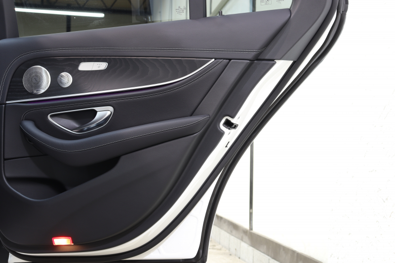 メルセデスベンツ Eクラス E220d ｽﾎﾟｰﾂ AMGﾗｲﾝｲﾝﾃﾘｱ&ｴｸｽｸﾙｰｼﾌﾞ&ﾚｰﾀﾞｰｾｰﾌﾃｨPKG　後期 1ｵｰﾅｰ MEｺﾈｸﾄ ｷｰﾚｽｺﾞｰ 黒本革 ﾍｯﾄﾞｱｯﾌﾟD MBUXﾅﾋﾞTV&ARﾅﾋﾞ ｽﾏﾎ連携 ﾌﾞﾙﾒｽﾀｰ 360ｶﾒﾗ PTS LEDﾗｲﾄ 自動ﾄﾗﾝｸ AMGｴｱﾛ&19AW ﾜｲﾔﾚｽ充電 9AT　2年保証