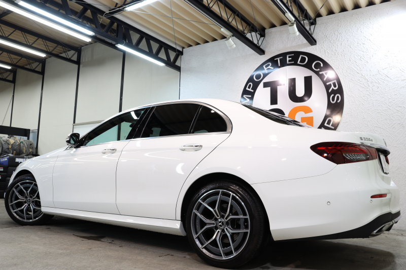 メルセデスベンツ Eクラス E220d ｽﾎﾟｰﾂ AMGﾗｲﾝｲﾝﾃﾘｱ&ｴｸｽｸﾙｰｼﾌﾞ&ﾚｰﾀﾞｰｾｰﾌﾃｨPKG　後期 1ｵｰﾅｰ MEｺﾈｸﾄ ｷｰﾚｽｺﾞｰ 黒本革 ﾍｯﾄﾞｱｯﾌﾟD MBUXﾅﾋﾞTV&ARﾅﾋﾞ ｽﾏﾎ連携 ﾌﾞﾙﾒｽﾀｰ 360ｶﾒﾗ PTS LEDﾗｲﾄ 自動ﾄﾗﾝｸ AMGｴｱﾛ&19AW ﾜｲﾔﾚｽ充電 9AT　2年保証
