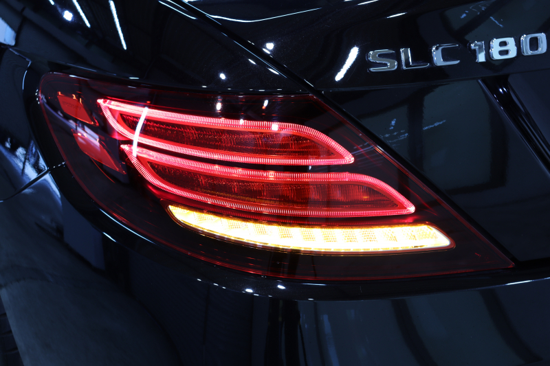 メルセデスベンツ SLCクラス SLC180 ｽﾎﾟｰﾂ ﾍﾞｰｼｯｸ&ﾚｰﾀﾞｰｾｰﾌﾃｨPKG　ｷｰﾚｽｺﾞｰ 黒本革 ｼｰﾄﾋｰﾀｰ ｶﾞﾗｽR HDDﾅﾋﾞTV ｽﾏﾎ連携 ﾊﾞｯｸｶﾒﾗ PTS LEDﾗｲﾄ AMGｴｱﾛ&18AW ｴｱｶﾞｲﾄﾞ ﾀﾞｯｼｭﾎﾞｰﾄﾞｸﾛｯｸ ﾚｯﾄﾞｶﾗｰｼｰﾄﾍﾞﾙﾄ 9AT　2年保証