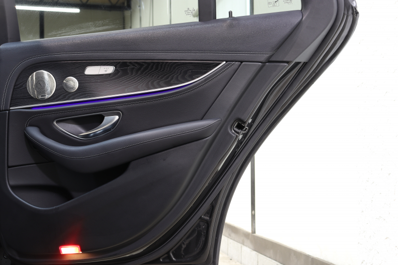 メルセデスベンツ Eクラス E200ｽﾃｰｼｮﾝﾜｺﾞﾝ ｽﾎﾟｰﾂ AMGﾗｲﾝｲﾝﾃﾘｱ&ｴｸｽｸﾙｰｼﾌﾞ&ﾚｰﾀﾞｰｾｰﾌﾃｨPKG　BSG搭載 後期 ｷｰﾚｽｺﾞｰ 黒本革 ﾊﾟﾉﾗﾏSR ﾍｯﾄﾞｱｯﾌﾟD MBUXﾅﾋﾞTV ｽﾏﾎ連携 ﾌﾞﾙﾒｽﾀｰ 360ｶﾒﾗ PTS LEDﾗｲﾄ 自動Rｹﾞｰﾄ AMGｴｱﾛ&19AW 9AT 希少色ｸﾞﾗﾌｧｲﾄｸﾞﾚｰ　2年保証