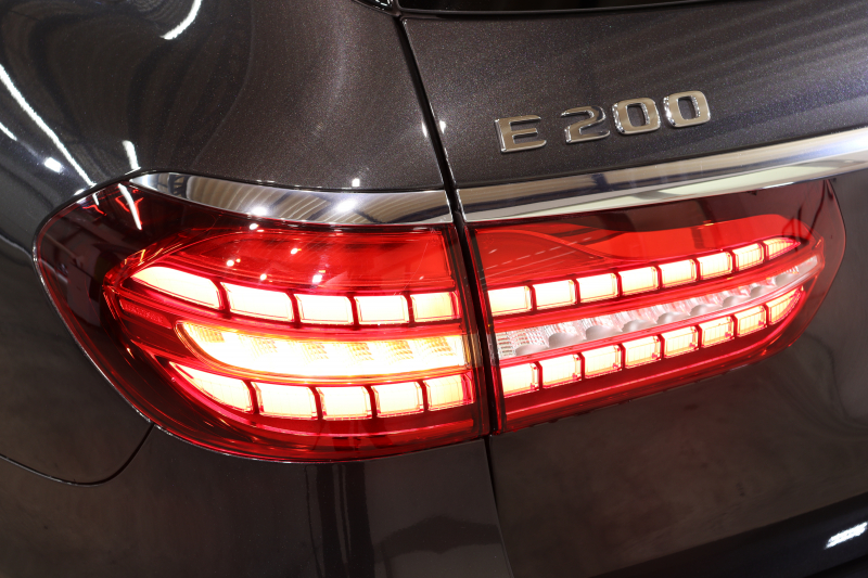 メルセデスベンツ Eクラス E200ｽﾃｰｼｮﾝﾜｺﾞﾝ ｽﾎﾟｰﾂ AMGﾗｲﾝｲﾝﾃﾘｱ&ｴｸｽｸﾙｰｼﾌﾞ&ﾚｰﾀﾞｰｾｰﾌﾃｨPKG　BSG搭載 後期 ｷｰﾚｽｺﾞｰ 黒本革 ﾊﾟﾉﾗﾏSR ﾍｯﾄﾞｱｯﾌﾟD MBUXﾅﾋﾞTV ｽﾏﾎ連携 ﾌﾞﾙﾒｽﾀｰ 360ｶﾒﾗ PTS LEDﾗｲﾄ 自動Rｹﾞｰﾄ AMGｴｱﾛ&19AW 9AT 希少色ｸﾞﾗﾌｧｲﾄｸﾞﾚｰ　2年保証