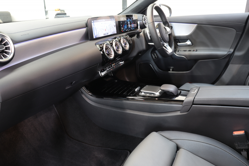 メルセデスベンツ CLAクラス CLA200d AMGﾗｲﾝ ﾚｻﾞｰｴｸｽｸﾙｰｼﾌﾞ&ｱﾄﾞﾊﾞﾝｽﾄﾞ&ﾅﾋﾞｹﾞｰｼｮﾝ&ﾚｰﾀﾞｰｾｰﾌﾃｨPKG　ｷｰﾚｽｺﾞｰ 灰/黒本革 ﾊﾟﾉﾗﾏSR ﾍｯﾄﾞｱｯﾌﾟD MBUXﾅﾋﾞTV&ｷｬﾝｾﾗｰ BT音楽 ｱﾄﾞﾊﾞﾝｽﾄﾞｻｳﾝﾄﾞ 360ｶﾒﾗ PTS LEDﾗｲﾄ AMGｴｱﾛ&18AW ﾜｲﾔﾚｽ充電 8AT　2年保証