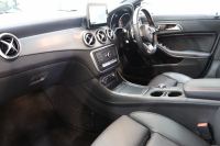 メルセデスベンツ CLAクラス CLA180ｽﾎﾟｰﾂ AMGﾚｻﾞｰｴｸｽｸﾙｰｼﾌﾞ&ﾚｰﾀﾞｰｾｰﾌﾃｨPKG　後期 1ｵｰﾅｰ ｷｰﾚｽｺﾞｰ 黒本革 ﾊﾟﾉﾗﾏSR HDDﾅﾋﾞTV ｽﾏﾎ連携 harman/kardon ﾊﾞｯｸｶﾒﾗ PTS ﾌｯﾄﾄﾗﾝｸｵｰﾌﾟﾅｰ LEDﾗｲﾄ AMGｴｱﾛ&18AW ﾀﾞｲﾅﾐｯｸｾﾚｸﾄ 7AT　2年保証