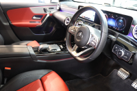 メルセデスベンツ Aクラス A180ｽﾀｲﾙ AMGﾗｲﾝ AMGﾚｻﾞｰｴｸｽｸﾙｰｼﾌﾞ&ﾚｰﾀﾞｰｾｰﾌﾃｨPKG　MEｺﾈｸﾄ ｷｰﾚｽｺﾞｰ 赤/黒本革 ｼｰﾄﾋｰﾀｰ MBUXﾅﾋﾞTV BT音楽 Bｶﾒﾗ PTS LEDﾗｲﾄ AMGｴｱﾛ&18AW ﾜｲﾔﾚｽ充電　2年保証【期間限定在庫】