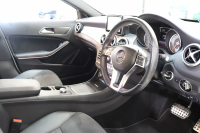 メルセデスベンツ GLA GLA250 4MATIC ｽﾎﾟｰﾂ ﾚｰﾀﾞｰｾｰﾌﾃｨPKG　中期 ｷｰﾚｽｺﾞｰ ﾚｻﾞｰDINAMICAｼｰﾄ ﾊﾟﾉﾗﾏSR HDDﾅﾋﾞTV BT音楽 ﾊﾞｯｸｶﾒﾗ PTS ｷｾﾉﾝﾗｲﾄ 自動Rｹﾞｰﾄ AMGｴｱﾛ&18AW 7AT　2年保証