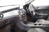 メルセデスベンツ GLA GLA250 4MATIC ｽﾎﾟｰﾂ ﾚｰﾀﾞｰｾｰﾌﾃｨPKG　中期 ｷｰﾚｽｺﾞｰ ﾚｻﾞｰDINAMICAｼｰﾄ ﾊﾟﾉﾗﾏSR HDDﾅﾋﾞTV BT音楽 ﾊﾞｯｸｶﾒﾗ PTS ｷｾﾉﾝﾗｲﾄ 自動Rｹﾞｰﾄ AMGｴｱﾛ&18AW 7AT　2年保証