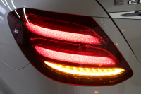 メルセデスベンツ Eクラス E220d AVG ｽﾎﾟｰﾂ ﾚｻﾞｰ&ﾚｰﾀﾞｰｾｰﾌﾃｨPKG　ｷｰﾚｽｺﾞｰ 黒本革 HDDﾅﾋﾞTV ｽﾏﾎ連携 ﾌﾞﾙﾒｽﾀｰ 360ｶﾒﾗ PTS LEDﾗｲﾄ 自動ﾄﾗﾝｸ AMGｴｱﾛ&19AW ﾀﾞｲﾅﾐｯｸS 9AT　2年保証