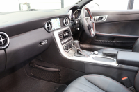 メルセデスベンツ SLKクラス SLK200 ｴｸｽｸﾙｰｼﾌﾞ AMGｽﾎﾟｰﾂ&ﾚｰﾀﾞｰｾｰﾌﾃｨPKG　ｷｰﾚｽｺﾞｰ 黒本革 ﾚｯﾄﾞｶﾗｰｼｰﾄﾍﾞﾙﾄ ｴｱｽｶｰﾌ ﾊﾞﾘｵﾙｰﾌ HDDﾅﾋﾞTV BT音楽 PTS ｷｾﾉﾝﾗｲﾄ AMGｴｱﾛ&18AW ｴｱｶﾞｲﾄﾞ 7AT　2年保証