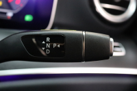 メルセデスベンツ Eクラス E200 AVG ｽﾎﾟｰﾂ ﾚｻﾞｰ&ﾚｰﾀﾞｰｾｰﾌﾃｨPKG　1ｵｰﾅｰ ｷｰﾚｽｺﾞｰ 黒本革 ﾍｯﾄﾞｱｯﾌﾟD HDDﾅﾋﾞTV ｽﾏﾎ連携 ﾌﾞﾙﾒｽﾀｰ 360ｶﾒﾗ PTS LEDﾗｲﾄ 自動ﾄﾗﾝｸ AMGｴｱﾛ&19AW ﾀﾞｲﾅﾐｯｸS 9AT　2年保証