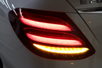 メルセデスベンツ Eクラス E200 AVG ｽﾎﾟｰﾂ ﾚｻﾞｰ&ﾚｰﾀﾞｰｾｰﾌﾃｨPKG　ｷｰﾚｽｺﾞｰ 黒本革 HDDﾅﾋﾞTV ｽﾏﾎ連携 ﾌﾞﾙﾒｽﾀｰ 360ｶﾒﾗ PTS LEDﾗｲﾄ 自動ﾄﾗﾝｸ AMGｴｱﾛ&19AW ﾀﾞｲﾅﾐｯｸS 9AT　2年保証