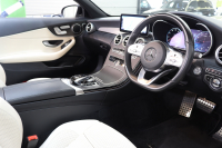 メルセデスベンツ Cクラス C180ｶﾌﾞﾘｵﾚ ｽﾎﾟｰﾂ ﾚｻﾞｰｴｸｽｸﾙｰｼﾌﾞ&ﾚｰﾀﾞｰｾｰﾌﾃｨPKG　後期 MEｺﾈｸﾄ ｷｰﾚｽｺﾞｰ 白本革 赤幌 ｴｱｽｶｰﾌ ﾍｯﾄﾞｱｯﾌﾟD HDDﾅﾋﾞTV ｽﾏﾎ連携 ﾊﾞｯｸｶﾒﾗ PTS LEDﾗｲﾄ AMGｴｱﾛ&19AW ｴｱｻｽ ﾀﾞｲﾅﾐｯｸS 9AT　2年保証