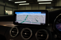 メルセデスベンツ Cクラス C180ｶﾌﾞﾘｵﾚ ｽﾎﾟｰﾂ ﾚｻﾞｰｴｸｽｸﾙｰｼﾌﾞ&ﾚｰﾀﾞｰｾｰﾌﾃｨPKG　後期 MEｺﾈｸﾄ ｷｰﾚｽｺﾞｰ 白本革 赤幌 ｴｱｽｶｰﾌ ﾍｯﾄﾞｱｯﾌﾟD HDDﾅﾋﾞTV ｽﾏﾎ連携 ﾊﾞｯｸｶﾒﾗ PTS LEDﾗｲﾄ AMGｴｱﾛ&19AW ｴｱｻｽ ﾀﾞｲﾅﾐｯｸS 9AT　2年保証