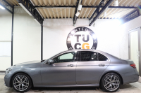 メルセデスベンツ Eクラス E200 ｽﾎﾟｰﾂ AMGﾗｲﾝｲﾝﾃﾘｱ&ｴｸｽｸﾙｰｼﾌﾞ&ﾚｰﾀﾞｰｾｰﾌﾃｨPKG　BSG搭載 後期 1ｵｰﾅｰ MEｺﾈｸﾄ ｷｰﾚｽｺﾞｰ 黒本革 ﾍｯﾄﾞｱｯﾌﾟD MBUXﾅﾋﾞTV&ARﾅﾋﾞ ｽﾏﾎ連携 ﾌﾞﾙﾒｽﾀｰ 360ｶﾒﾗ PTS LEDﾗｲﾄ 自動ﾄﾗﾝｸ AMGｴｱﾛ&19AW 9AT　2年保証