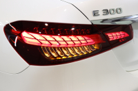 メルセデスベンツ Eクラス E300 ｽﾎﾟｰﾂ ｴｸｽｸﾙｰｼﾌﾞ&ﾚｰﾀﾞｰｾｰﾌﾃｨPKG　後期 MEｺﾈｸﾄ ｷｰﾚｽｺﾞｰ 黒本革 ﾊﾟﾉﾗﾏSR ﾍｯﾄﾞｱｯﾌﾟD MBUXﾅﾋﾞTV ｽﾏﾎ連携 ﾌﾞﾙﾒｽﾀｰ 360ｶﾒﾗ PTS LEDﾗｲﾄ 自動ﾄﾗﾝｸ AMGｴｱﾛ&19AW ﾀﾞｲﾅﾐｯｸS ｴｱｻｽ 9AT　2年保証