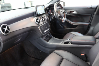 メルセデスベンツ CLAクラス CLA180ｼｭｰﾃｨﾝｸﾞﾌﾞﾚｰｸ ｽﾎﾟｰﾂ AMGﾚｻﾞｰｴｸｽｸﾙｰｼﾌﾞ&ﾚｰﾀﾞｰｾｰﾌﾃｨPKG　後期 ｷｰﾚｽｺﾞｰ 黒本革 ﾊﾟﾉﾗﾏSR HDDﾅﾋﾞTV&ｷｬﾝｾﾗｰ ｽﾏﾎ連携 harman/kardon ﾊﾞｯｸｶﾒﾗ PTS LEDﾗｲﾄ 自動Rｹﾞｰﾄ ﾊﾝｽﾞﾌﾘｰA AMGｴｱﾛ&18AW 7AT　2年保証