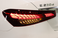 メルセデスベンツ Eクラス E220d ｽﾎﾟｰﾂ AMGﾗｲﾝｲﾝﾃﾘｱ&ｴｸｽｸﾙｰｼﾌﾞ&ﾚｰﾀﾞｰｾｰﾌﾃｨPKG　後期 1ｵｰﾅｰ MEｺﾈｸﾄ ｷｰﾚｽｺﾞｰ 黒本革 ﾍｯﾄﾞｱｯﾌﾟD MBUXﾅﾋﾞTV&ARﾅﾋﾞ ｽﾏﾎ連携 ﾌﾞﾙﾒｽﾀｰ 360ｶﾒﾗ PTS LEDﾗｲﾄ 自動ﾄﾗﾝｸ AMGｴｱﾛ&19AW ﾜｲﾔﾚｽ充電 9AT　2年保証