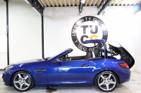 メルセデスベンツ SLCクラス SLC180ｽﾎﾟｰﾂ ﾍﾞｰｼｯｸ&ﾚｰﾀﾞｰｾｰﾌﾃｨPKG　ｷｰﾚｽｺﾞｰ 黒本革 ｼｰﾄﾋｰﾀｰ ｶﾞﾗｽR HDDﾅﾋﾞTV ｽﾏﾎ連携 ﾊﾞｯｸｶﾒﾗ DSRC LEDﾗｲﾄ AMGｴｱﾛ&18AW ﾀﾞｯｼｭﾎﾞｰﾄﾞｸﾛｯｸ 9AT 希少色ﾌﾞﾘﾘｱﾝﾄﾌﾞﾙｰ　2年保証