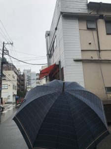 雨の中の行列？！