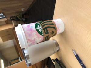 スタバで注文する物は毎回決まって同じ物なのにメニューと数秒にらめっこしてしまうのは私だけでしょうか？